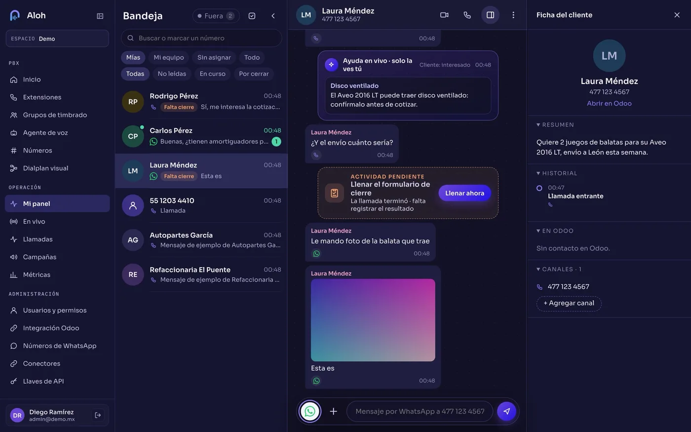Panel del asesor en Aloh con datos de demostración: bandeja, hilo del cliente con ayuda en vivo de la IA y ficha del cliente